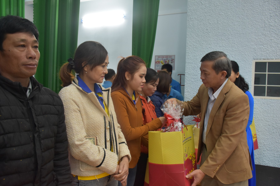 Đồng chí Huỳnh Thế Mạnh-Ủy viên Ban Thường vụ Tỉnh ủy, Trưởng Ban Tuyên giáo Tỉnh ủy tặng quà Tết cho công nhân, lao động có hoàn cảnh khó khăn. Ảnh: Đinh Yến