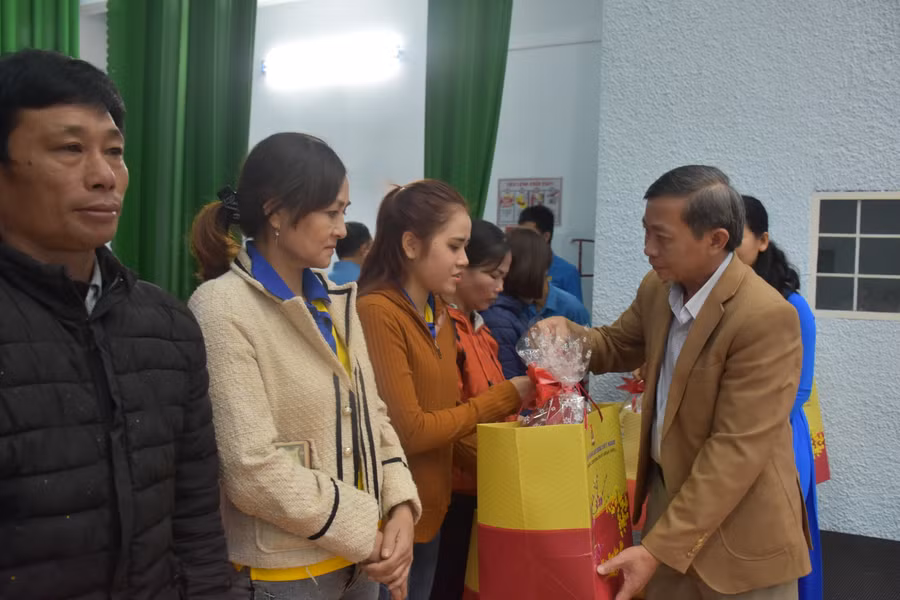 Đồng chí Huỳnh Thế Mạnh-Ủy viên Ban Thường vụ Tỉnh ủy, Trưởng ban Tuyên giáo Tỉnh ủy tặng quà Tết cho công nhân, lao động có hoàn cảnh khó khăn. Ảnh: Đinh Yến Đồng chí Huỳnh Thế Mạnh-Ủy viên Ban Thường vụ Tỉnh ủy, Trưởng Ban Tuyên giáo Tỉnh ủy tặng quà Tết cho công nhân, lao động có hoàn cảnh khó khăn. Ảnh: Đinh Yến