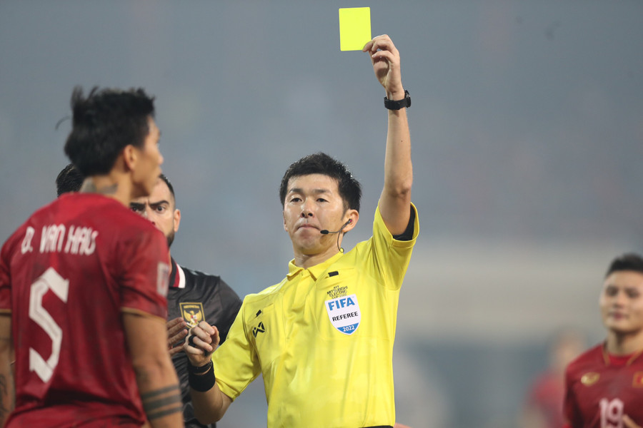 Hiệp 1 liên tiếp bị gián đoạn bởi những tấm thẻ vàng của 2 bên. Ảnh :Tuấn Hữu