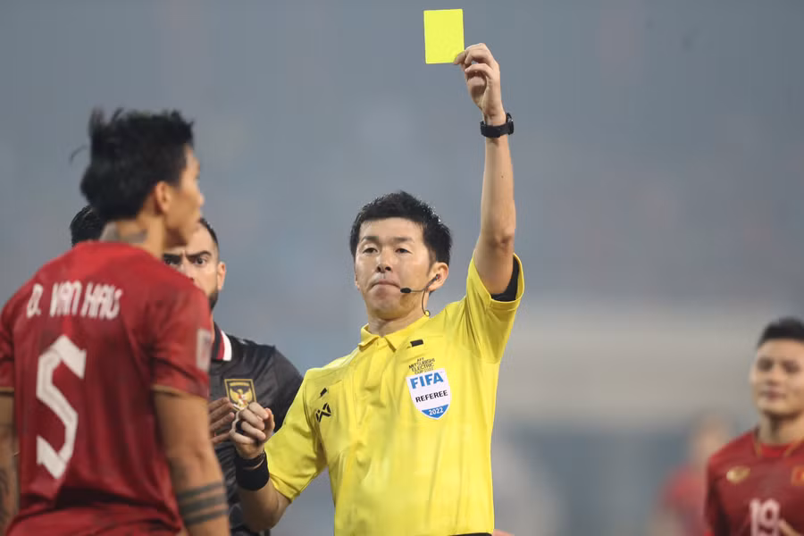 Hiệp 1 liên tiếp bị gián đoạn bởi những tấm thẻ vàng của 2 bên. Ảnh :Tuấn Hữu