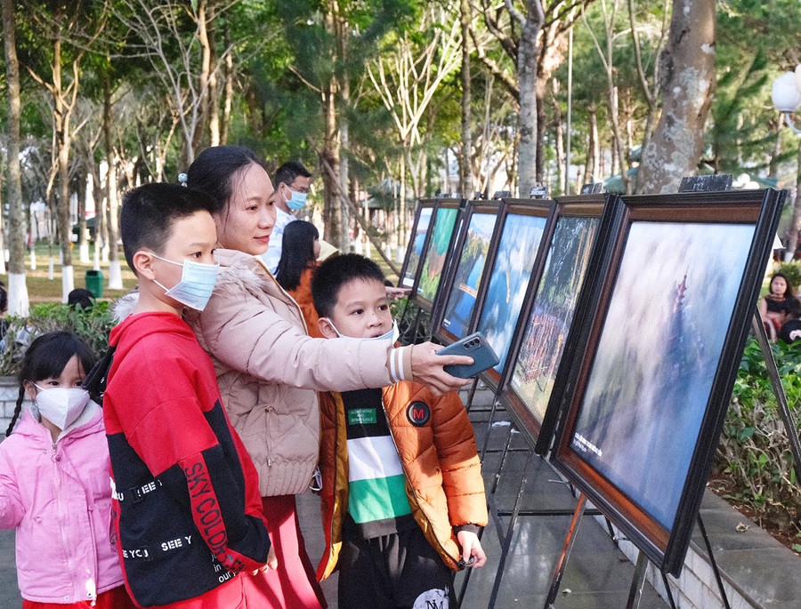  Quảng bá di tích văn hoá-lịch sử,danh lam thắng cảnh thông qua các triển lãm ảnh. Ảnh: Minh Châu