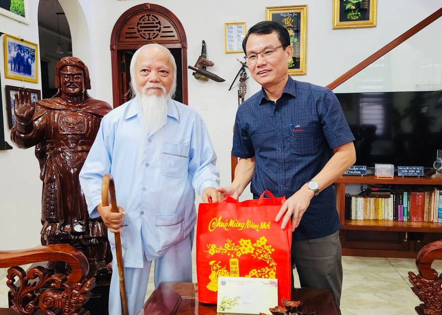 Bí thư Thành ủy Pleiku Trịnh Duy Thuân (bìa phải) thăm, chúc Tết thương binh Trần Xuân Hải (tổ 6, phường Ia Kring, TP. Pleiku). Ảnh: Phan Lài