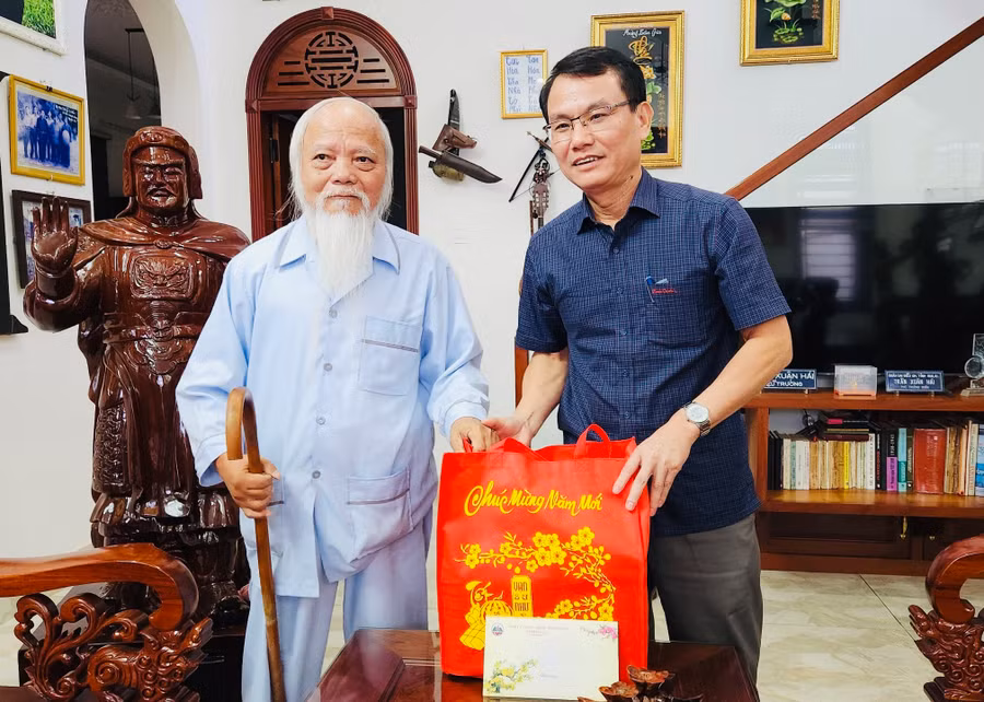 Bí thư Thành ủy Pleiku Trịnh Duy Thuân (bìa phải) thăm, chúc Tết thương binh Trần Xuân Hải (tổ 6, phường Ia Kring, TP. Pleiku). Ảnh: Phan Lài