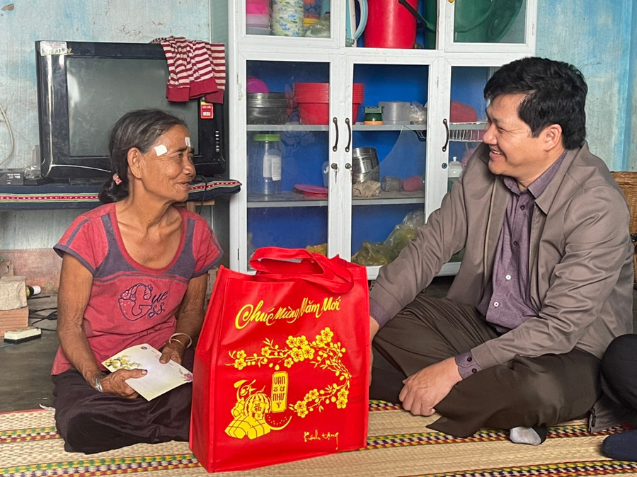 Phó Chủ tịch Thường trực HĐND tỉnh Trương Văn Đạt đến thăm, chúc Tết gia đình bà Kpă H’Plỹ (người có công với cách mạng ở buôn Bầu, xã Ia Kdăm). Ảnh: Vũ Chi Phó Chủ tịch HĐND tỉnh Trương Văn Đạt đến thăm, chúc Tết gia đình bà Kpă H’ Plỹ (người có công cách mạng, buôn bầu, xã Ia Kdăm). Ảnh: Vũ Chi