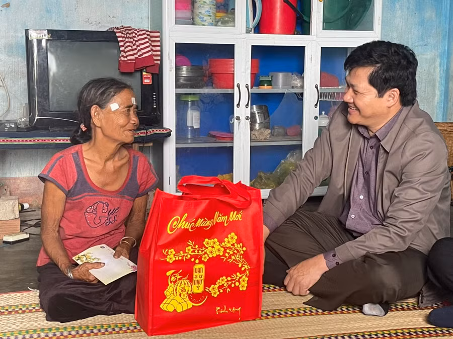 Phó Chủ tịch HĐND tỉnh Trương Văn Đạt đến thăm, chúc Tết gia đình bà Kpă H’ Plỹ (người có công cách mạng, buôn bầu, xã Ia Kdăm). Ảnh: Vũ Chi