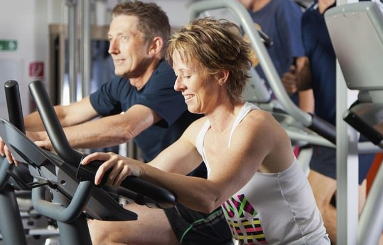 Tập thể dục mỗi ngày có thể ngăn chặn sự phát triển khối u ở bệnh nhân ung thư. Ảnh: SHUTTERSTOCK