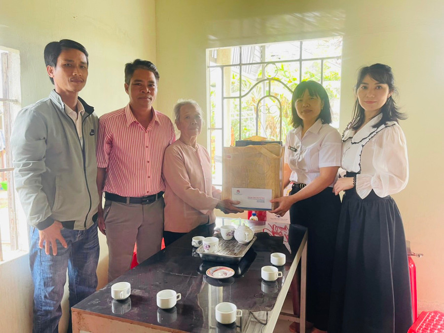 Đại diện Tổng Công ty Tân Cảng Sài Gòn cùng Ban Tuyên giáo Tỉnh ủy Gia Lai, chính quyền địa phương đến thăm, chúc Tết gia đình bà Trần Thị Bé (vợ liệt sĩ, xã Chư Răng, huyện Ia Pa). Ảnh: Vũ Chi