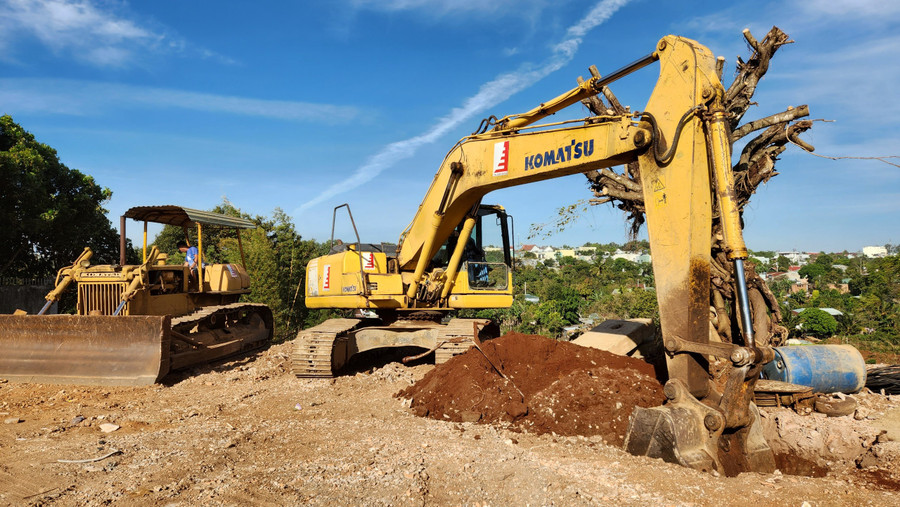 Sau nhiều năm lỗi hẹn, dự án đường Nguyễn Văn Linh đã được triển khai thi công trong niềm vui của hàng trăm hộ dân phường Ia Kring, Hội Phú, Trà Bá (TP. Pleiku). Ảnh: Minh Phương