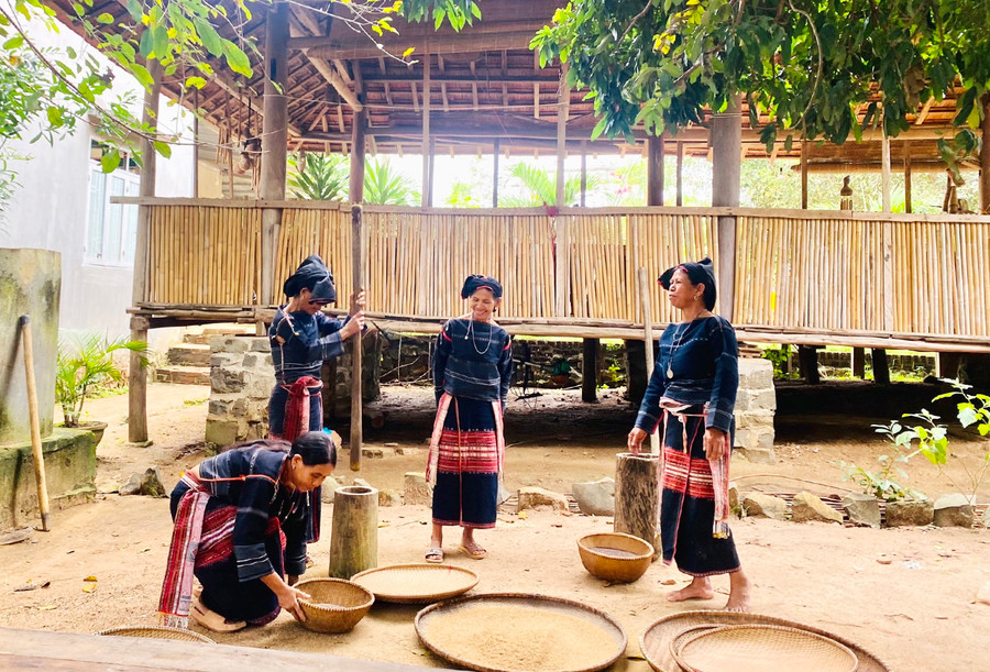  Người dân làng Kjang, xã Kông Lơng Khơng, huyện Kbang chung tay làm du lịch cộng đồng. Ảnh nhân vật cung cấp