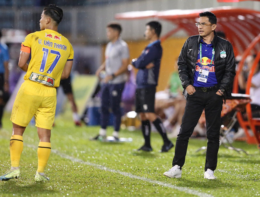 HLV Kiatisak (phải) sẽ phải đối mặt với bài toán xáo trộn nhân sự ở mùa giải mới. Ảnh: Văn Ngọc