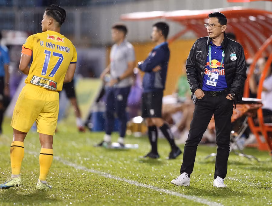 HLV Kiatisak (phải) sẽ phải đối mặt với bài toán xáo trộn nhân sự ở mùa giải mới. Ảnh: Văn Ngọc