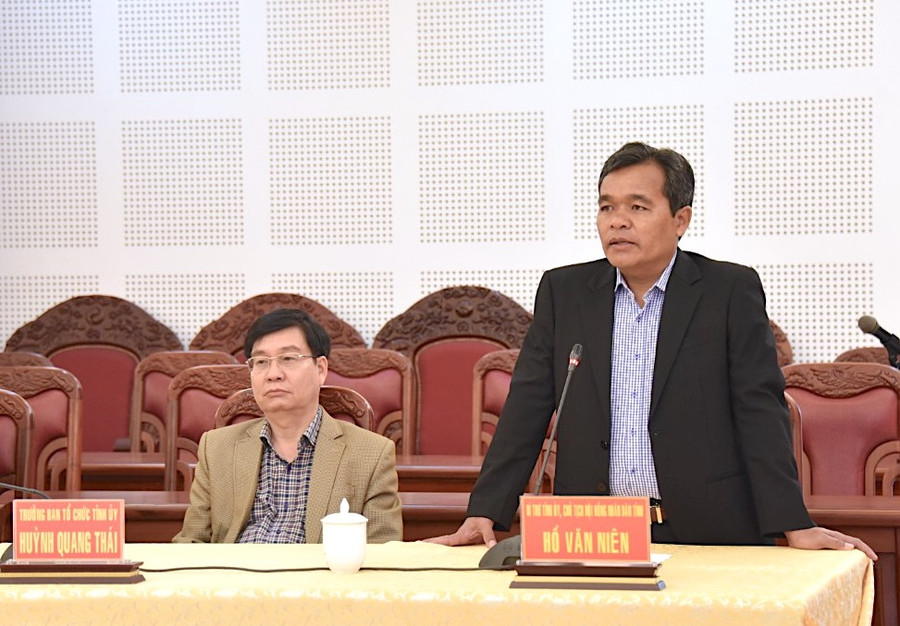 Bí thư Tỉnh ủy Hồ Văn Niên phát biểu giao nhiệm vụ cho 2 đồng chí tân Phó Chủ tịch UBND tỉnh. Ảnh: Đức Thụy