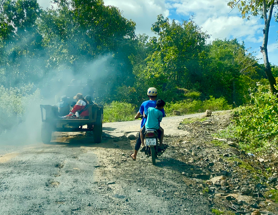 Tuyến đường từ thị trấn Chư Sê đi xã Ayun nhiều đoạn hư hỏng nặng, cần được sửa chữa, nâng cấp. Ảnh: Hà Duy