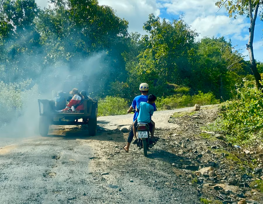Tuyến đường từ thị trấn Chư Sê đi xã Ayun nhiều đoạn hư hỏng nặng, cần được sửa chữa, nâng cấp. Ảnh: Hà Duy