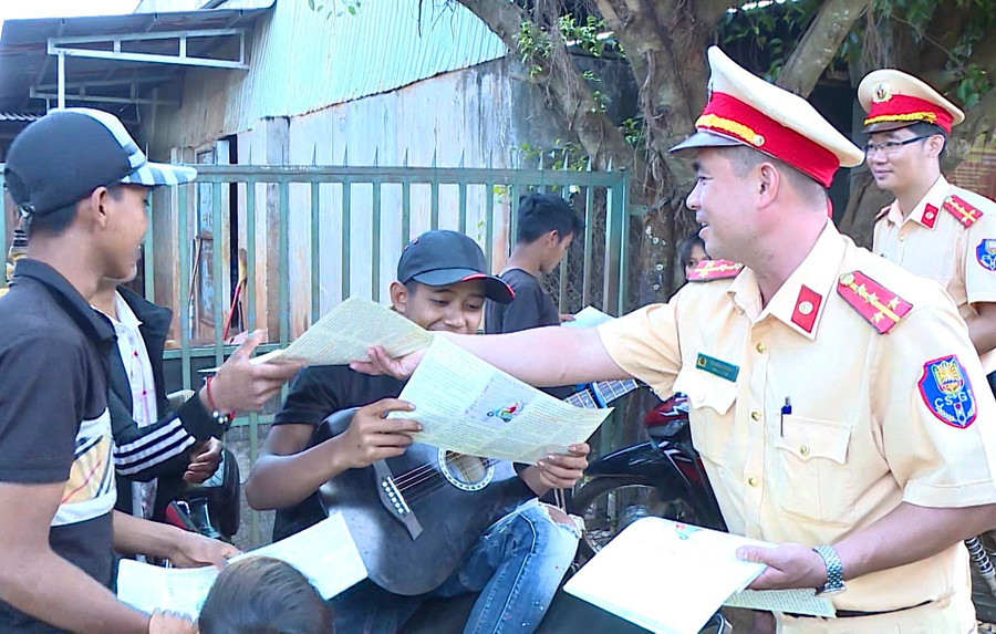 Lực lượng Cảnh sát Giao thông-Trật tự huyện Chư Sê tuyên truyền cho thanh-thiếu niên xã Ia Pal về tác hại của việc sử dụng rượu, bia khi tham gia giao thông. Ảnh: Minh Phương