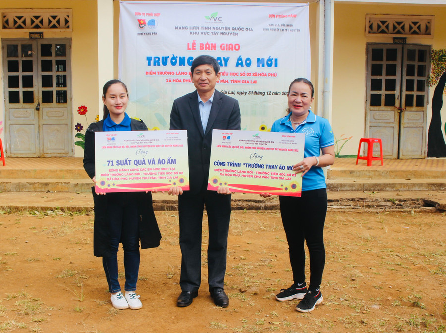 Liên hoan các câu lạc bộ, đội, nhóm tình nguyện khu vực Tây Nguyên ảnh 1 Đại diện các câu lạc bộ, đội, nhóm tình nguyện khu vực Tây Nguyên trao bảng tượng trưng công trình Trường thay áo mới và các suất quà cho Trường Tiểu học số 2 xã Hòa Phú (xã Hòa Phú, huyện Chư Păh). Ảnh: Phan Lài