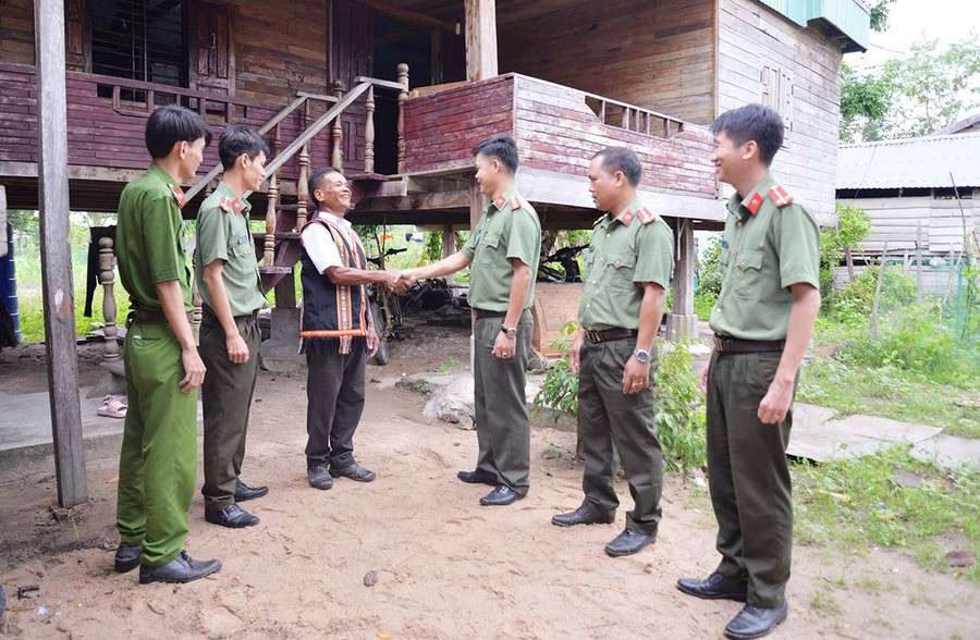 Cán bộ an ninh gặp gỡ ông Ksor Yung (người có uy tín ở buôn Chư Krih, xã Chư Drăng, huyện Krông Pa). Ảnh: Thúy Trinh