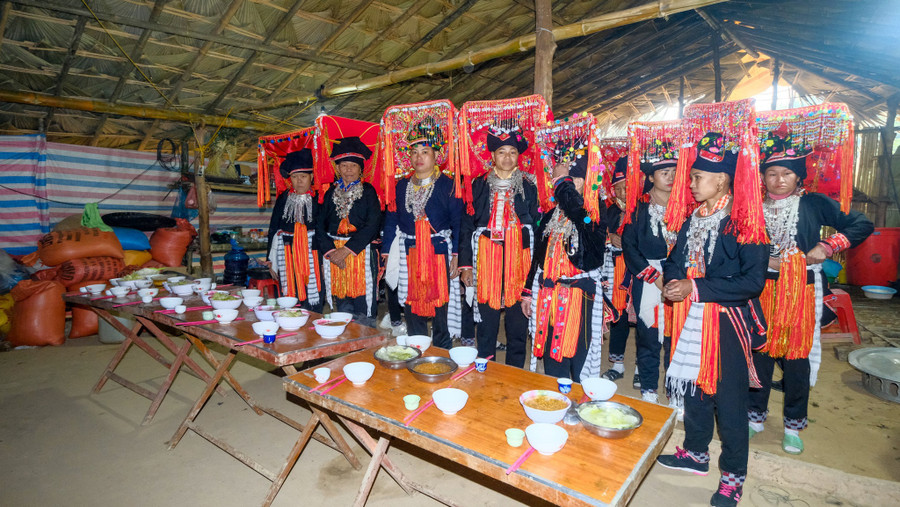 Nhóm phụ nữ chuẩn bị dùng bữa cơm chay tại khu vực riêng Nhóm phụ nữ chuẩn bị dùng bữa cơm chay tại khu vực riêng