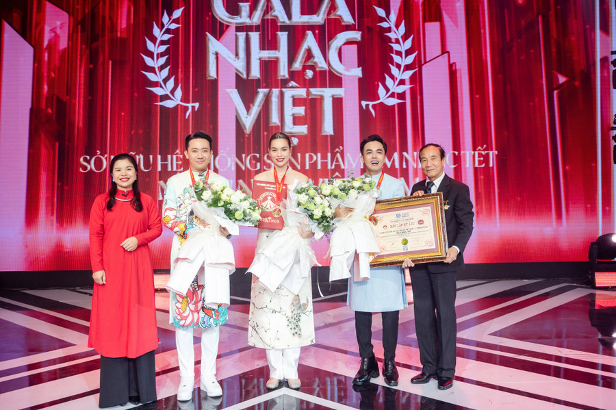 Đạo diễn Trần Thành Trung cùng MC Trấn Thành - Hồ Ngọc Hà nhận bằng kỷ lục. Ảnh: Thành Luân