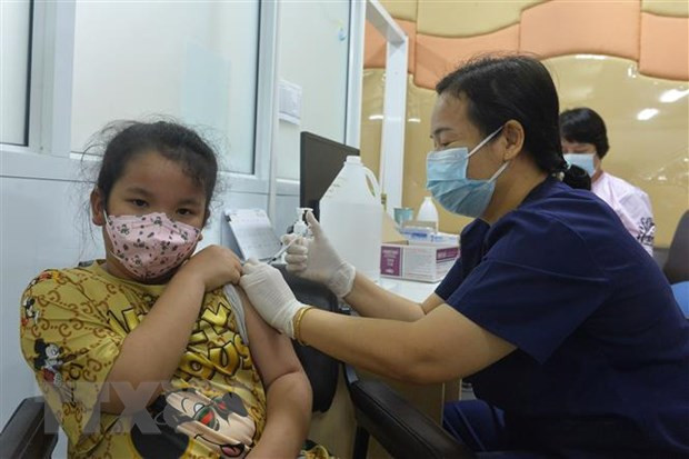 Nhân viên y tế tiêm vaccine phòng COVID-19 cho trẻ em tại Bangkok, Thái Lan. (Ảnh: THX/TTXVN) Nhân viên y tế tiêm vaccine phòng COVID-19 cho trẻ em tại Bangkok, Thái Lan. (Ảnh: THX/TTXVN)