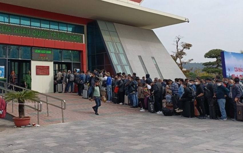 Dòng người từ Trung Quốc xếp hàng đông nghịt trước lối vào Cửa khẩu quốc tế Hữu Nghị chờ nhập cảnh về Việt Nam. Ảnh: Lý Nhất