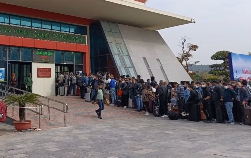 Dòng người từ Trung Quốc xếp hàng đông nghịt trước lối vào Cửa khẩu quốc tế Hữu Nghị chờ nhập cảnh về Việt Nam. Ảnh: Lý Nhất