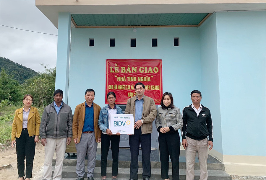 Bí thư Huyện ủy Kbang Nguyễn Hữu Tuyến (thứ 3 từ phải qua) bàn giao nhà tình nghĩa cho hộ bà Đinh Thị Tuất (làng Lơ Vi, xã Lơ Ku). Ảnh: Lê Đại Bí thư Huyện ủy Kbang Nguyễn Hữu Tuyến (thứ 3 từ phải qua) bàn giao nhà tình nghĩa cho hộ bà Đinh Thị Tuất (làng Lơ Vi, xã Lơ Ku). Ảnh: Lê Đại