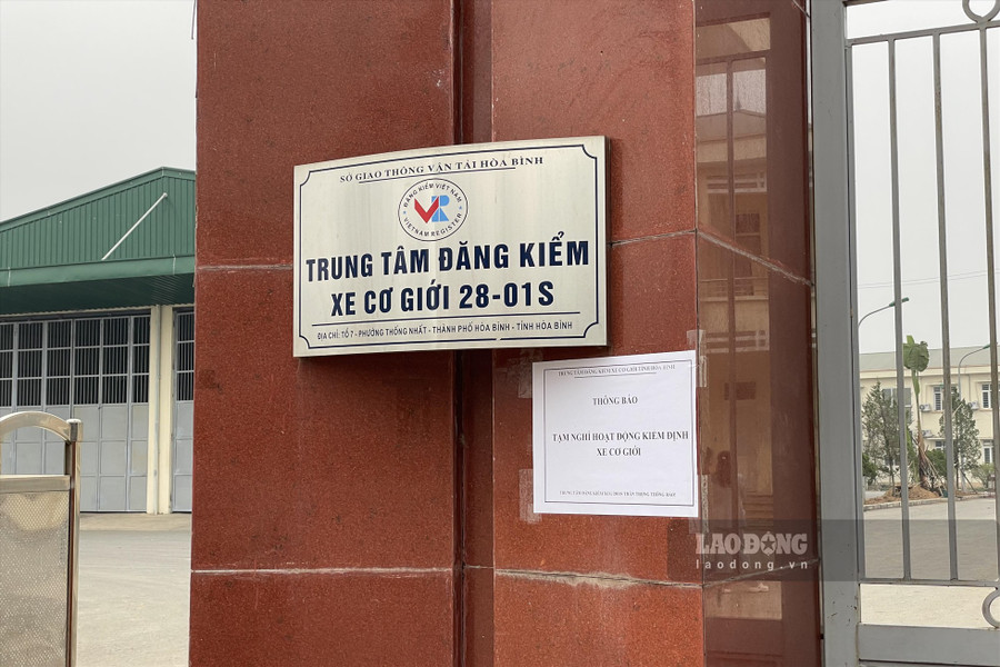 Tờ giấy thông báo tạm ngừng hoạt động đăng kiểm được dán vào sáng 9.1. Ảnh: Trần Trọng