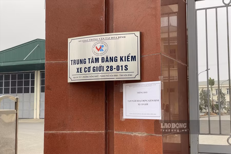  Tờ giấy thông báo tạm ngừng hoạt động đăng kiểm được dán vào sáng 9.1. Ảnh: Trần Trọng