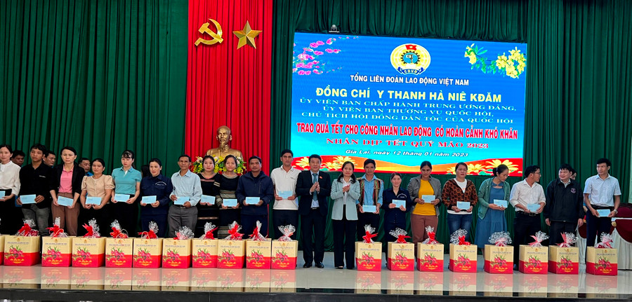 Chủ tịch Hội đồng Dân tộc của Quốc hội và Phó Trưởng đoàn Đại biểu Quốc hội tỉnh Siu Hương trao quà cho công nhân, lao động có hoàn cảnh khó khăn. Ảnh: Đinh Yến Chủ tịch Hội đồng Dân tộc của Quốc hội (giữa bìa trái) và Phó Trưởng đoàn Đại biểu Quốc hội tỉnh Siu Hương (giữa bìa phải) trao quà cho công nhân, lao động có hoàn cảnh khó khăn. Ảnh. Đinh Yến