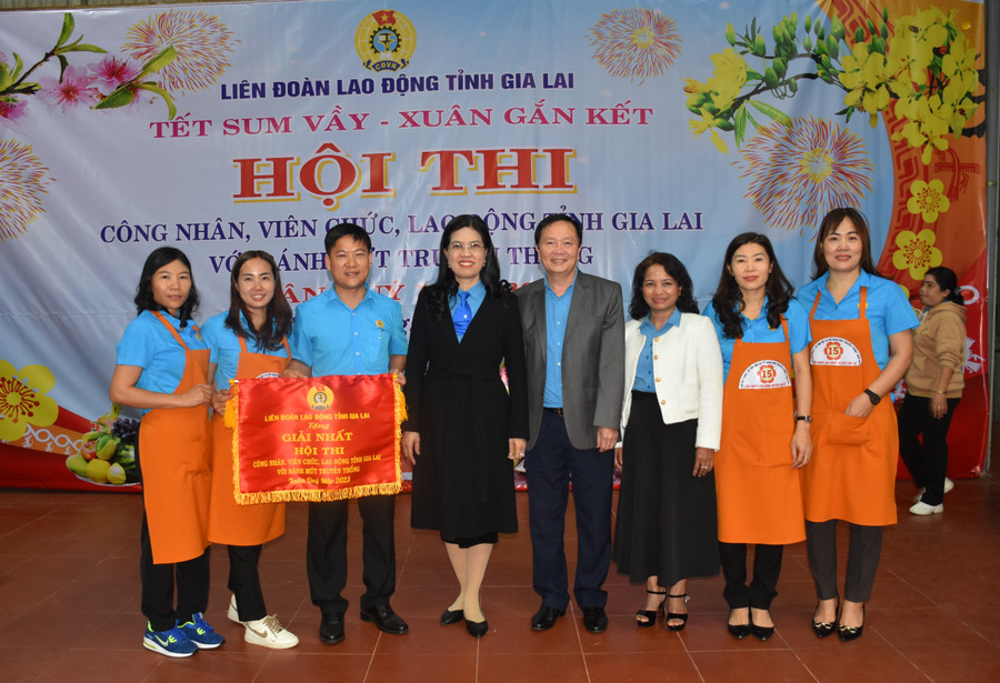 Ban tổ chức trao giải nhất cho Đội LĐLĐ huyện Chư Sê. Ảnh: Đinh Yến