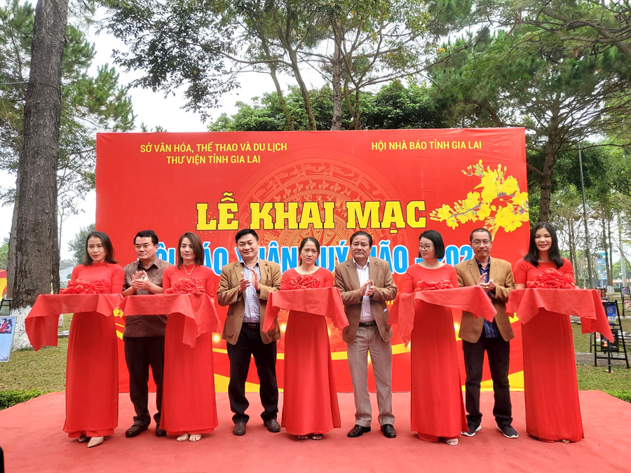 Các đại biểu cắt băng khai mạc Hội báo Xuân Quý Mão 2023. Ảnh: Quang Thái