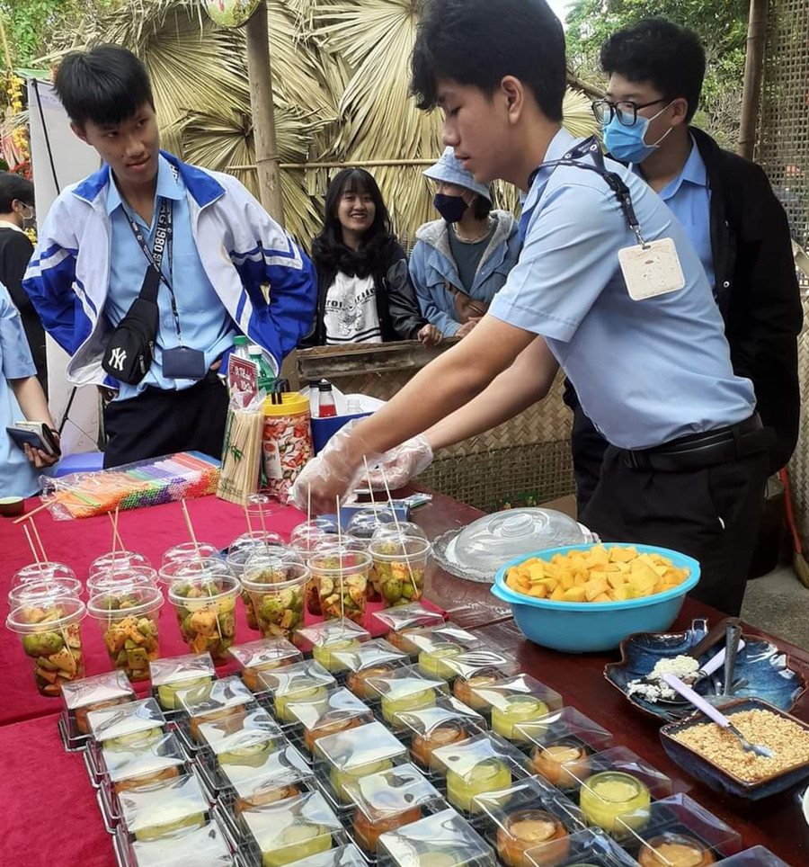 Học sinh hào hứng tham gia gian hàng ẩm thực. Ảnh: Trần Lý Học sinh hào hứng tham gia gian hàng ẩm thực. Ảnh: Trần Lý