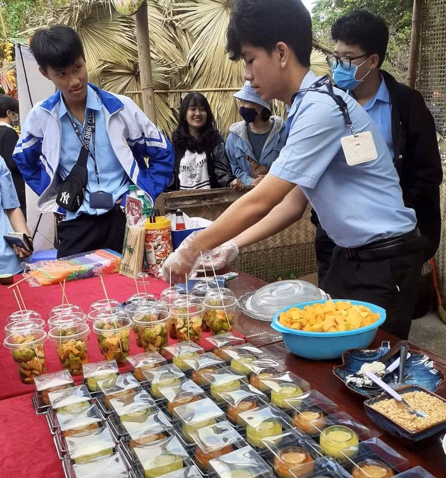 Học sinh hào hứng tham gia gian hàng ẩm thực. Ảnh: Trần Lý Học sinh hào hứng tham gia gian hàng ẩm thực. Ảnh: Trần Lý