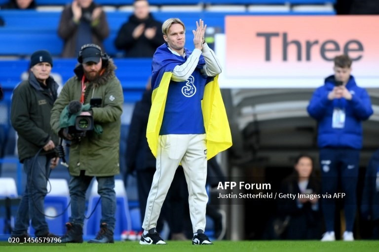 Mykhaylo Mudryk ra mắt các fan Chelsea trong giờ nghỉ giữa hiệp. Ảnh: AFP