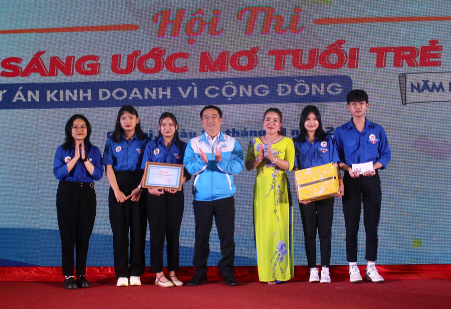 Ban tổ chức trao giải nhất cho đội thi Trường THPT Nguyễn Bỉnh Khiêm. Ảnh: Phan Lài Ban tổ chức trao giải nhất cho đội thi Trường THPT Nguyễn Bỉnh Khiêm. Ảnh: Phan Lài