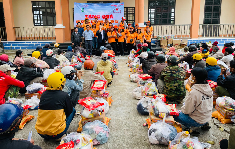 Đoàn trao quà cho người mù tại huyện Kông Chro. Ảnh: Nguyễn Sinh