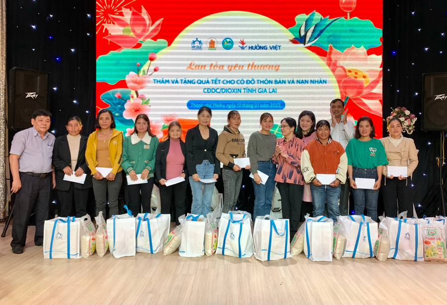 Giáo sư, bác sĩ Nguyễn Thị Ngọc Phượng (thứ 6 từ phải qua) trao quà cho cô đỡ thôn bản tiêu biểu. Ảnh: Như Nguyện