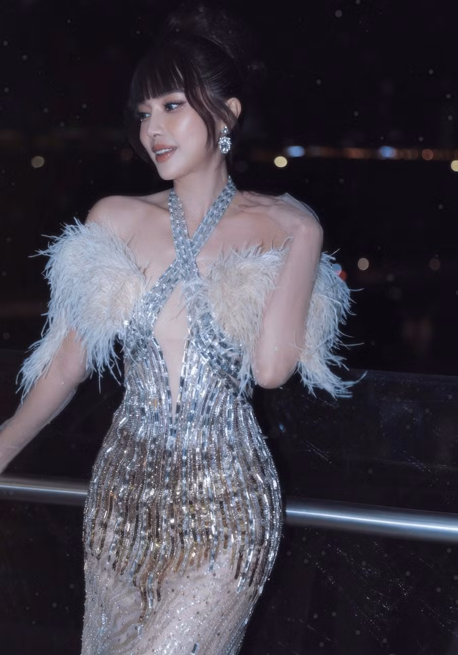 Trong phim, Cao Thái Hà không ngại thay đổi ngoại hình để nhân vật thật nhất có thể, kể cả những vai gai góc, lam lũ. Ngoài đời, người đẹp Cần Thơ luôn hớp hồn người đối diện bởi nhan sắc xinh đẹp, thần thái tươi vui, lạc quan. Ảnh: NVCC