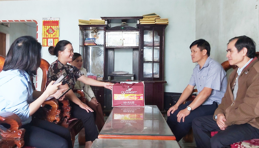 Ông Đinh Ngọc Hải-Phó Chủ tịch Ủy ban MTTQ Việt Nam tỉnh (thứ 2 từ phải sang) tặng quà Tết cho bà Hoàng Thị Sào-người uy tín tiêu biểu dân tộc H'Mông (xã Ya Hội, huyện Đak Pơ) là Ủy viên Ủy ban MTTQ Việt Nam tỉnh khóa X. Ảnh: Ngọc Anh  Ảnh: Ông Đinh Ngọc Hải-Phó Chủ tịch Ủy ban MTTQ Việt Nam tỉnh (vị trí thứ 2 từ phải sang) tặng quà Tết cho bà Hoàng Thị Sào-người uy tín tiêu biểu dân tộc H'Mông (xã Ya Hội, huyện Đak Pơ) là Ủy viên Ủy ban MTTQ Việt Nam tỉnh khóa X. Ảnh Ngọc Anh