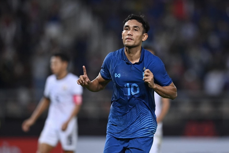 Tiền đạo lão làng Teerasil Dangda là ngòi nổ quan trọng của tuyển Thái Lan. Ảnh: FAT 