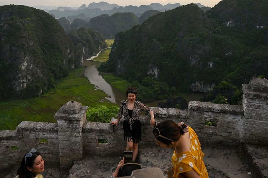 Khách du lịch chụp ảnh tại Hang Múa, Ninh Bình. Ảnh: AFP Khách du lịch chụp ảnh tại Hang Múa, Ninh Bình. Ảnh: AFP