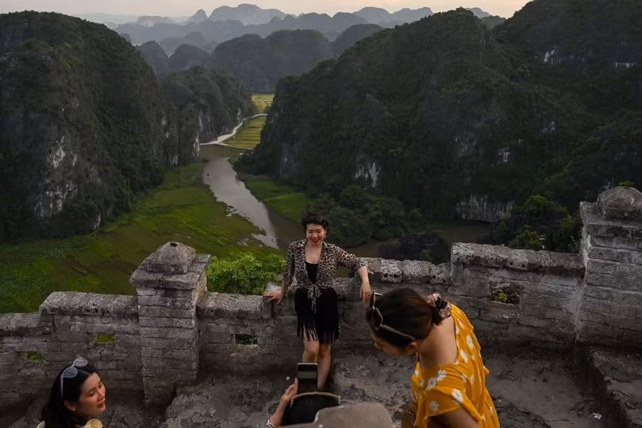 Khách du lịch chụp ảnh tại Hang Múa, Ninh Bình. Ảnh: AFP