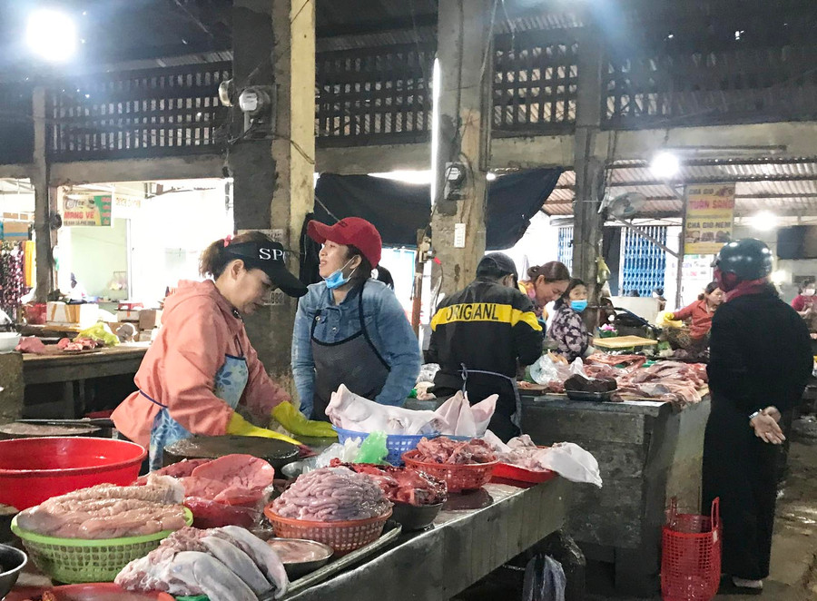 Buôn bán thịt gia súc, gia cầm tại chợ Trà Bá, TP. Pleiku. Ảnh: Nguyễn Diệp