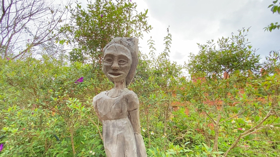 Tượng nhà mồ dọc theo làng. Ảnh: Thanh Tuấn