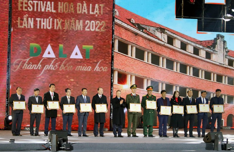 Chủ tịch UBND tỉnh Lâm Đồng Trần Văn Hiệp tặng bằng khen các tập thể có thành tích xuất sắc tại Festival Hoa Đà Lạt lần thứ IX.
