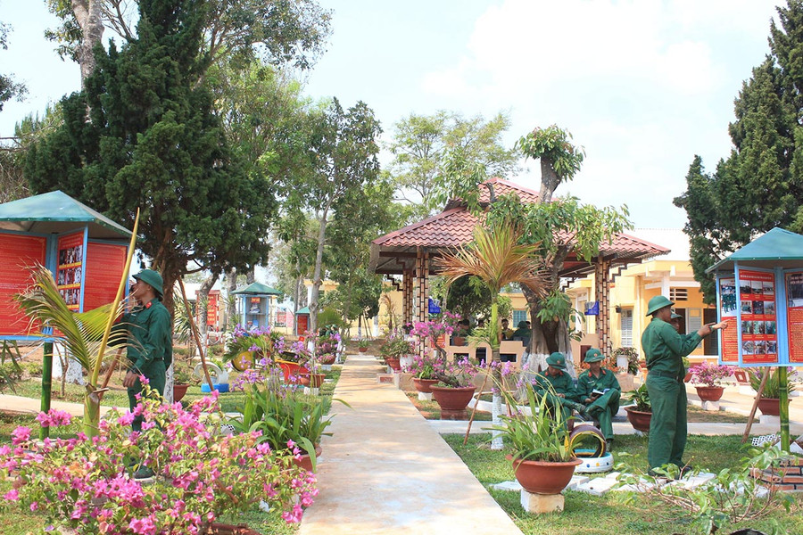  Các cán bộ, chiến sĩ Lữ đoàn Tăng thiết giáp 273 trang trí doanh trại chuẩn bị đón Tết. Ảnh: Vĩnh Hoàng