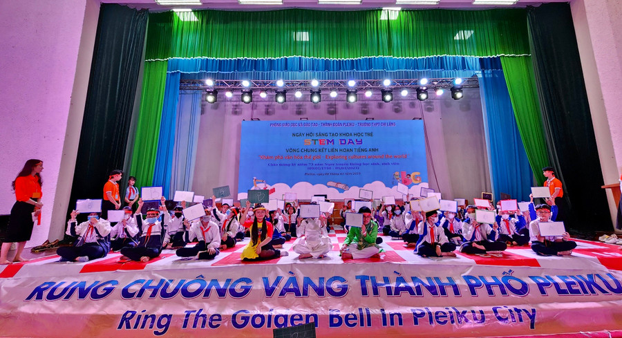 Các em học sinh khối THCS tham gia phần thi Rung chuông vàng. Ảnh: Phan Lài