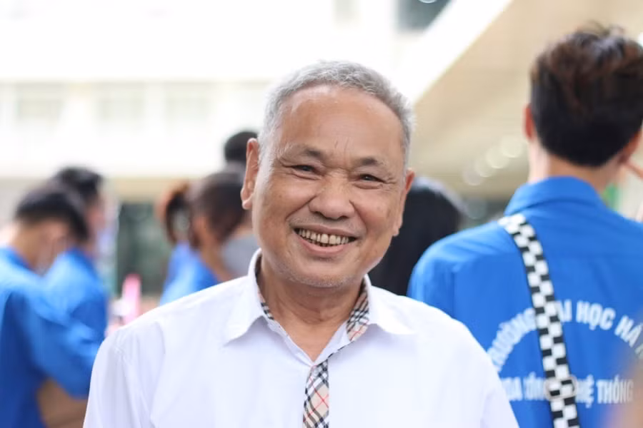 Thí sinh 82 tuổi Nguyễn Huy Kỳ vui vẻ, tự tin trong những ngày thi tốt nghiệp THPT vừa qua. Ảnh: Báo Thanh Niên