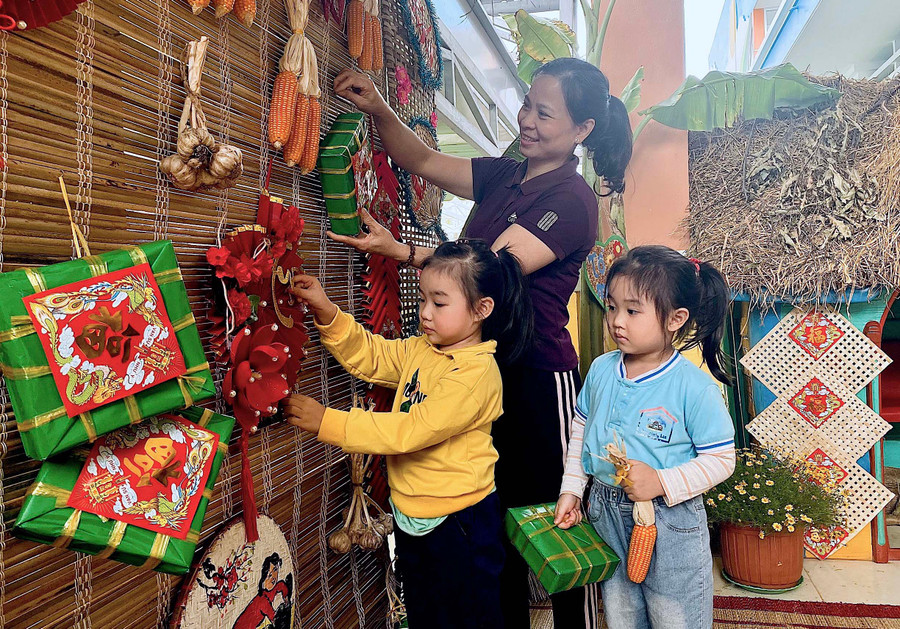 Cô và trò Trường Mầm non Hoa Phong Lan (TP. Pleiku) trang trí tiểu cảnh Tết. Ảnh: Mộc Trà
